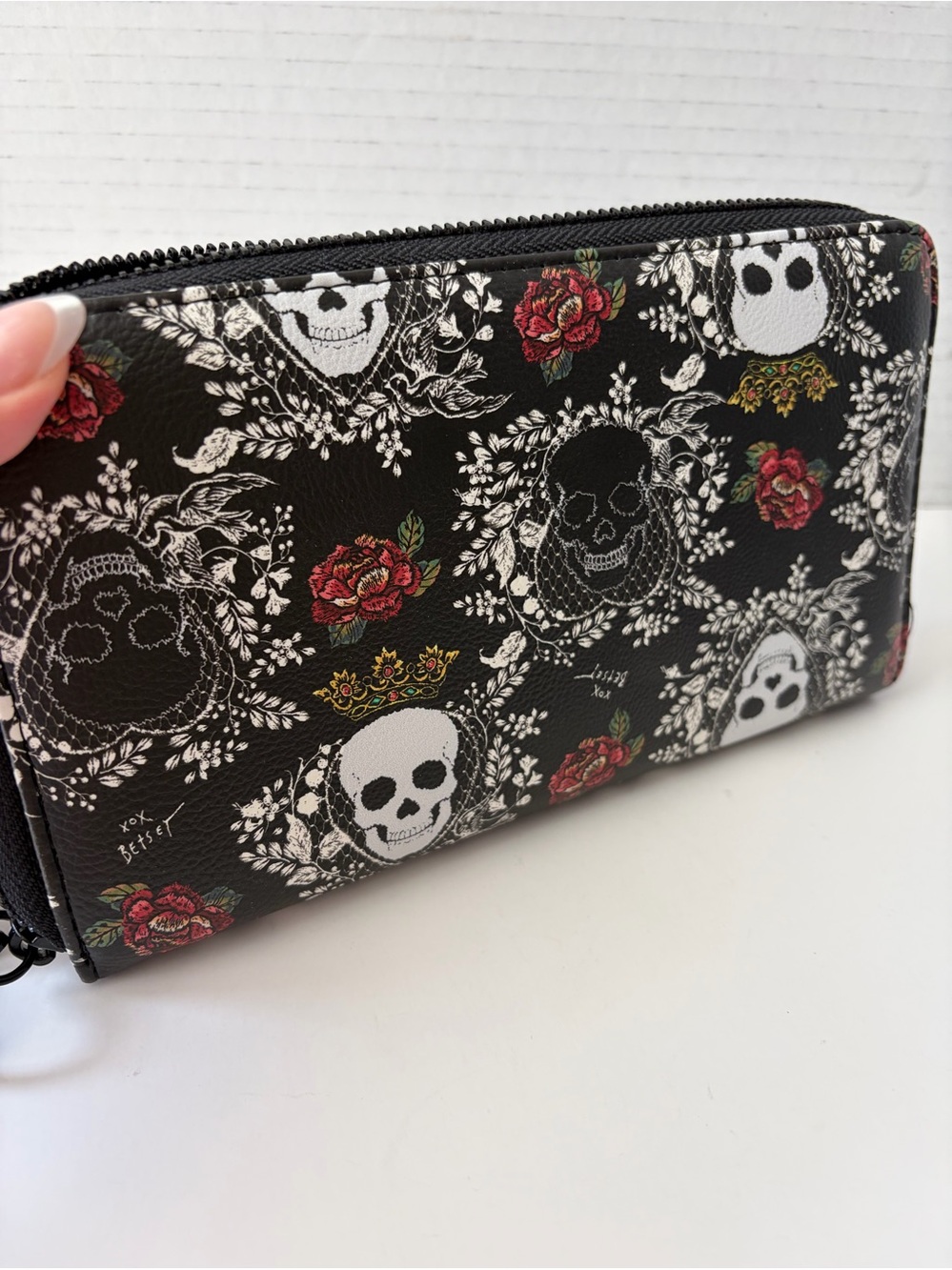 Betsey Johnson black skulls and flowers wallet wristlet - Picture 5 of 6
